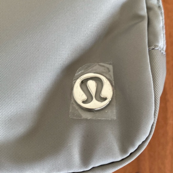 ❤️ Lululemon Extended Strap Everywhere Belt Bag Wordmark Silver Drop/White NWT - Picture 6 of 9